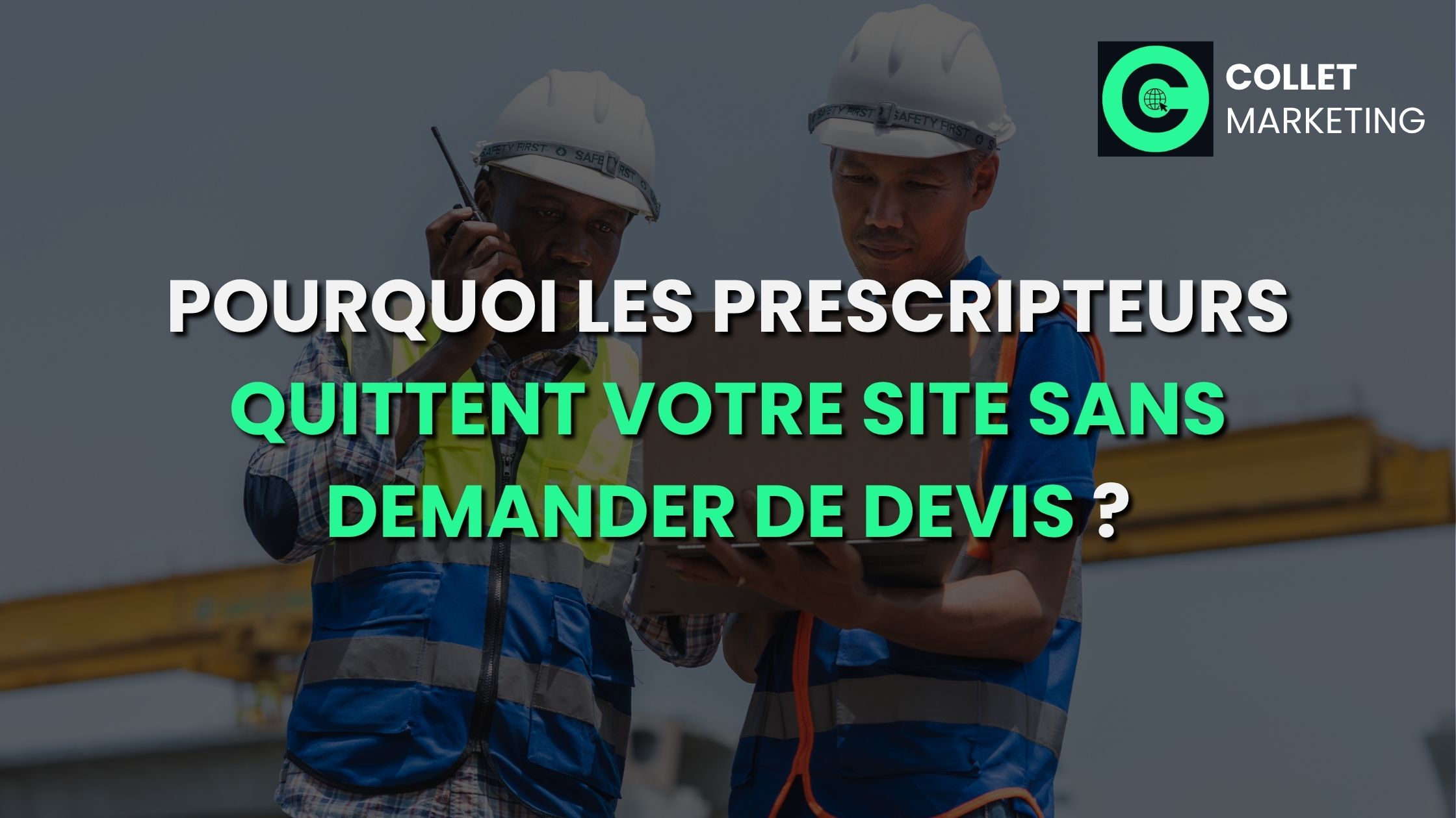 Architecte consultant une fiche produit sur ordinateur