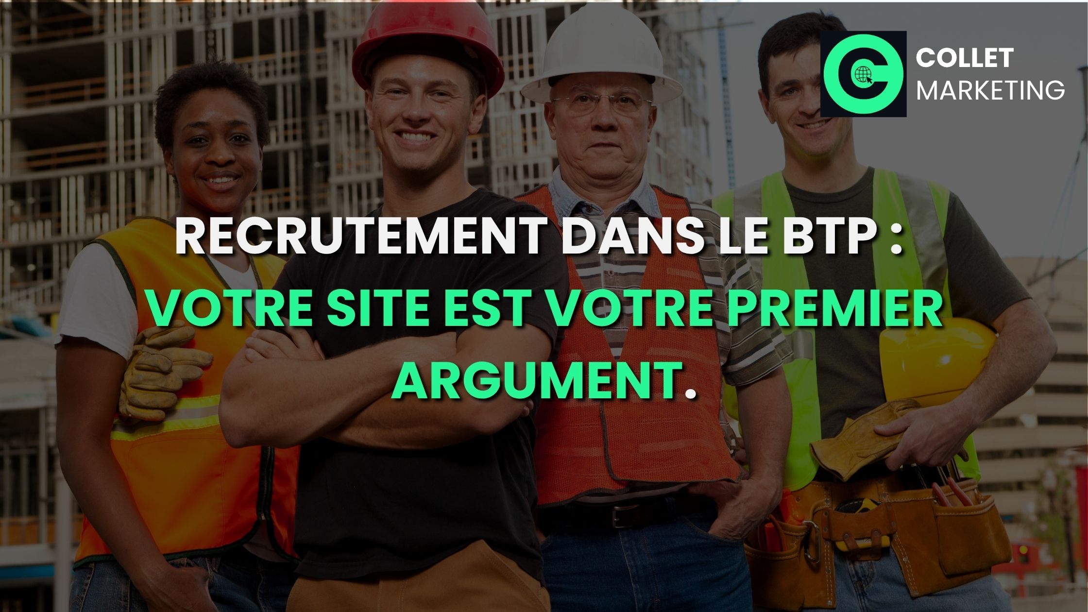 Équipe de chantier souriante devant un bâtiment en construction